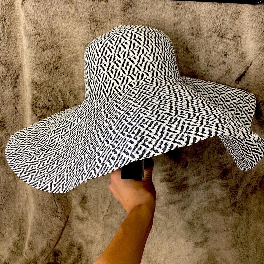 Huge Black & White Sunhat